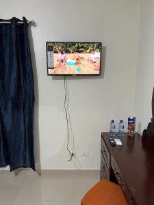a flat screen tv hanging on a wall at Hermoso Apartamento de 2 habitaciones in San Isidro