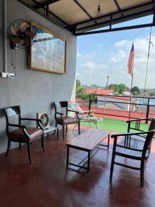 - un groupe de chaises et une table avec vue sur un terrain de baseball dans l'établissement Igo Homestay Subang Airport - Standard Room, à Shah Alam