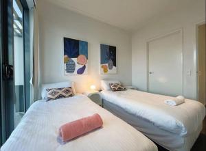 GW24-1 BATH 2 BR at The Glen with FREE Parking and Balcony客房内的一张或多张床位