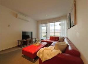 GW24-1 BATH 2 BR at The Glen with FREE Parking and Balcony的电视和/或娱乐中心