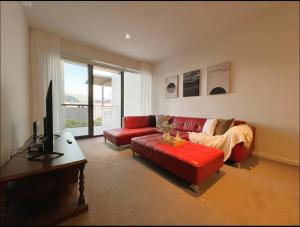 GW24-1 BATH 2 BR at The Glen with FREE Parking and Balcony的休息区