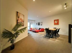 GW24-1 BATH 2 BR at The Glen with FREE Parking and Balcony的休息区