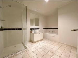 格伦韦弗利GW24-1 BATH 2 BR at The Glen with FREE Parking and Balcony的带淋浴、水槽和浴缸的浴室
