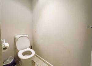 格伦韦弗利GW24-1 BATH 2 BR at The Glen with FREE Parking and Balcony的带有白色隔间马桶的浴室
