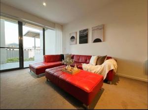 GW24-1 BATH 2 BR at The Glen with FREE Parking and Balcony的休息区