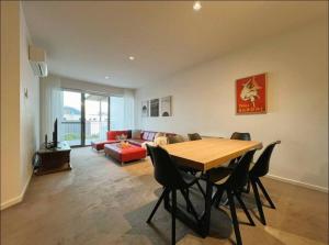 格伦韦弗利GW24-1 BATH 2 BR at The Glen with FREE Parking and Balcony的带桌椅和沙发的客厅