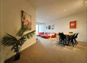 格伦韦弗利GW24-1 BATH 2 BR at The Glen with FREE Parking and Balcony的带桌椅和沙发的客厅 更多10张照片