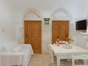 A television and/or entertainment centre at Historic Trulli Azzalema in Cisternino