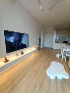 Televisyen dan/atau pusat hiburan di Pullman BayView-a Luxirious Aparthotel at DangaBay