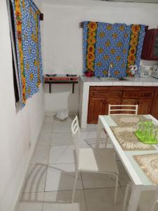 a kitchen with a table and a white table and chairs at Apartamento Terrónal Michael Jordán in David +15 photos
