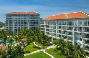 uma vista para dois edifícios e palmeiras em Vacation Home Ocean Villas em Da Nang