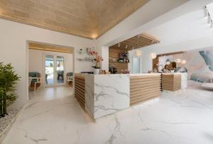 サン・ヴィート・ロ・カーポにあるAndromeda Hotelのキッチン(カウンター付)、リビングルーム