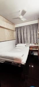 Ένα ή περισσότερα κρεβάτια σε δωμάτιο στο Four Seasons Hostel