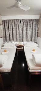 Ένα ή περισσότερα κρεβάτια σε δωμάτιο στο Four Seasons Hostel