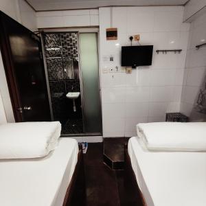 Ένα μπάνιο στο Four Seasons Hostel