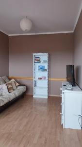 a room with a bed and a desk with a television at Mil5inco Al Lago in El Calafate