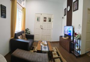 - un salon avec un canapé et une télévision dans l'établissement Z&S Homestay, à Gerik