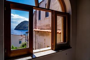 una ventana abierta con vistas al océano en NIMA Holidays Home en Canneto