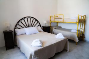 1 dormitorio con 2 camas y toallas. en NIMA Holidays Home, en Canneto