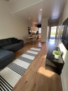 ein Wohnzimmer mit einem Sofa und einem Tisch in der Unterkunft Ihana huoneisto - The Nest with Sauna in VAASA in Vaasa