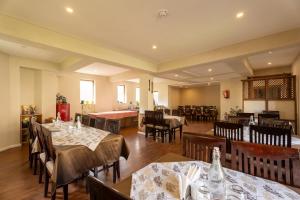 jadalnia ze stołami i krzesłami oraz restauracja w obiekcie The Saraha w mieście Leh