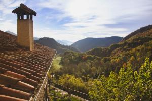 Vista general de una montaña o vista desde the country house 