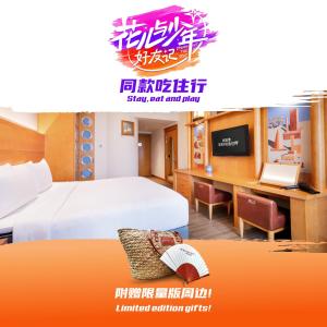 ein Poster für ein Hotelzimmer mit einem Bett und einem Schreibtisch in der Unterkunft Resorts World Sentosa - Hotel Michael in Singapur