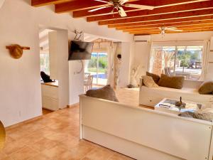 TV a/nebo společenská místnost v ubytování Can Susacasa Finca en Mallorca con piscina privada