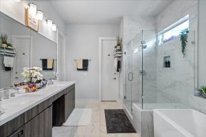 Phòng tắm tại 3 Bedroom Exclusive Getaway at Houston Galleria +37 ảnh