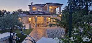 Κήπος έξω από το Villa Lukas&Ana s bazenom,dječjim igralištem