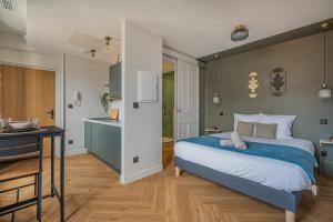 Postel nebo postele na pokoji v ubytování Le Félix Appart'Hotel, centre ville Romans-sur-Isère