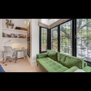 een woonkamer met een groene bank en een bureau bij Luxury Suite in Cadogan Square II in Londen