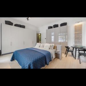 een slaapkamer met een groot bed en een tafel bij Luxury Suite in Cadogan Square II in Londen