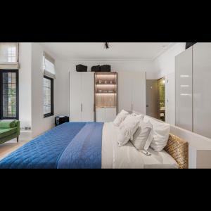 een slaapkamer met een groot bed en een blauwe deken bij Luxury Suite in Cadogan Square II in Londen