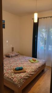 - une chambre avec 2 lits et des serviettes dans l'établissement Apartman Padova, à Rab