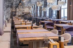 uma fila de mesas e cadeiras num restaurante em Premium hotel & SPA em Bukovel
