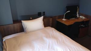 Rúm í herbergi á Handa Station Hotel