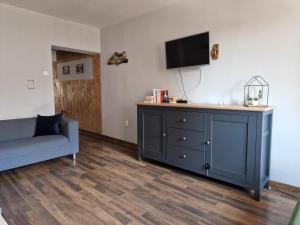 Televízia a/alebo spoločenská miestnosť v ubytovaní Oficyna Form - Apartament Dwupoziomowy