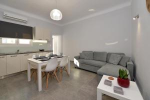 una sala de estar con un sofá y una mesa en Cyclamen Hermoupolis, en Ermoupoli
