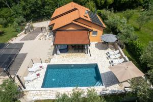 Bazén v ubytovaní Holiday home in Buroli - Istrien 41753 alebo v jeho blízkosti