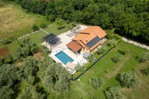 Bazén v ubytovaní Holiday home in Buroli - Istrien 41753 alebo v jeho blízkosti