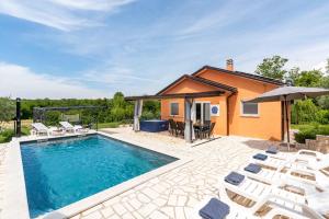 Bazén v ubytovaní Holiday home in Buroli - Istrien 41753 alebo v jeho blízkosti