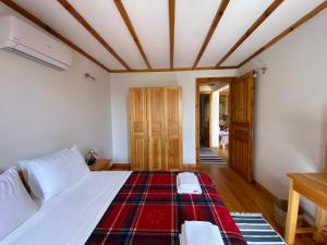 Postel nebo postele na pokoji v ubytování Lamin House