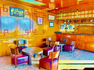 un restaurant avec des tables et des chaises ainsi qu'un bar dans l'établissement Staynest Tara with mountain valley view near MALL ROAD, à Gangtok