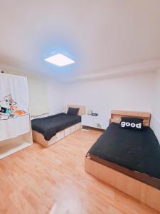 1 Schlafzimmer mit 2 Betten in einem Zimmer in der Unterkunft Naru Hostel Korea in Seoul