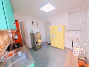 eine kleine Küche mit Spüle und Kühlschrank in der Unterkunft Naru Hostel Korea in Seoul