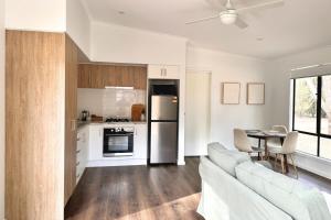 Køkken eller tekøkken på Cabin Retreat 1 Bedroom, 1 Bathroom