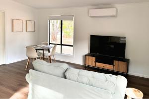 Et tv og/eller underholdning på Cabin Retreat 1 Bedroom, 1 Bathroom