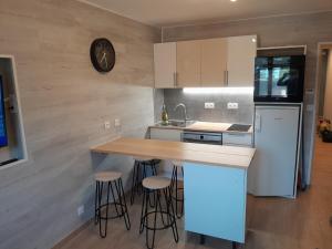 Kuchyň nebo kuchyňský kout v ubytování Appartement refait à neuf à 10min de Praloup