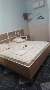 un ampio letto in una stanza con di hotel xandu a San Paolo